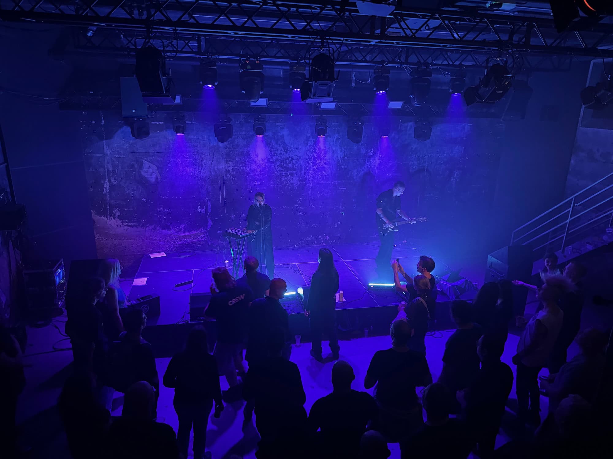 Basement ductape above close